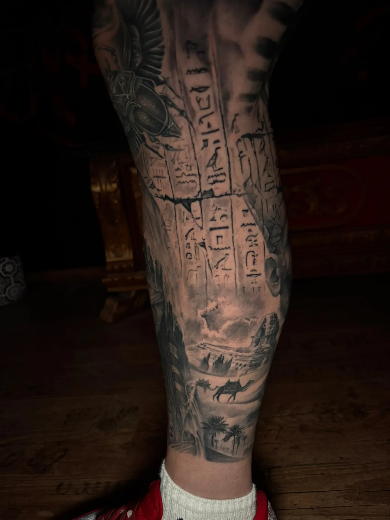 Black & Grey Tattoo an der Wade mit Hieroglyphen, Skarabäus, Pyramiden, Sphinx und Kamel - ägyptischer Leg Sleeve, Wien