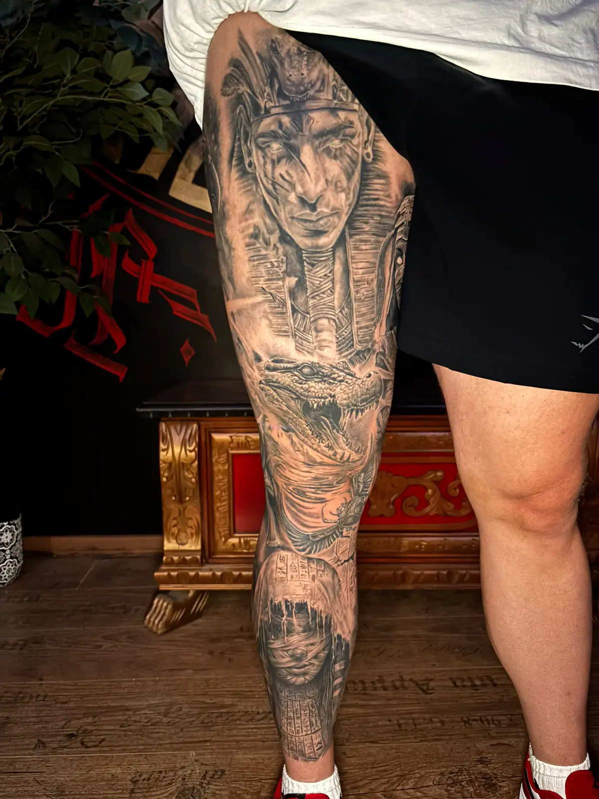 Ägyptischer Leg Sleeve in Black & Grey Realismus über das ganze Bein: Pharao, Krokodil und verhülltes Gesicht, Ink21 Wien