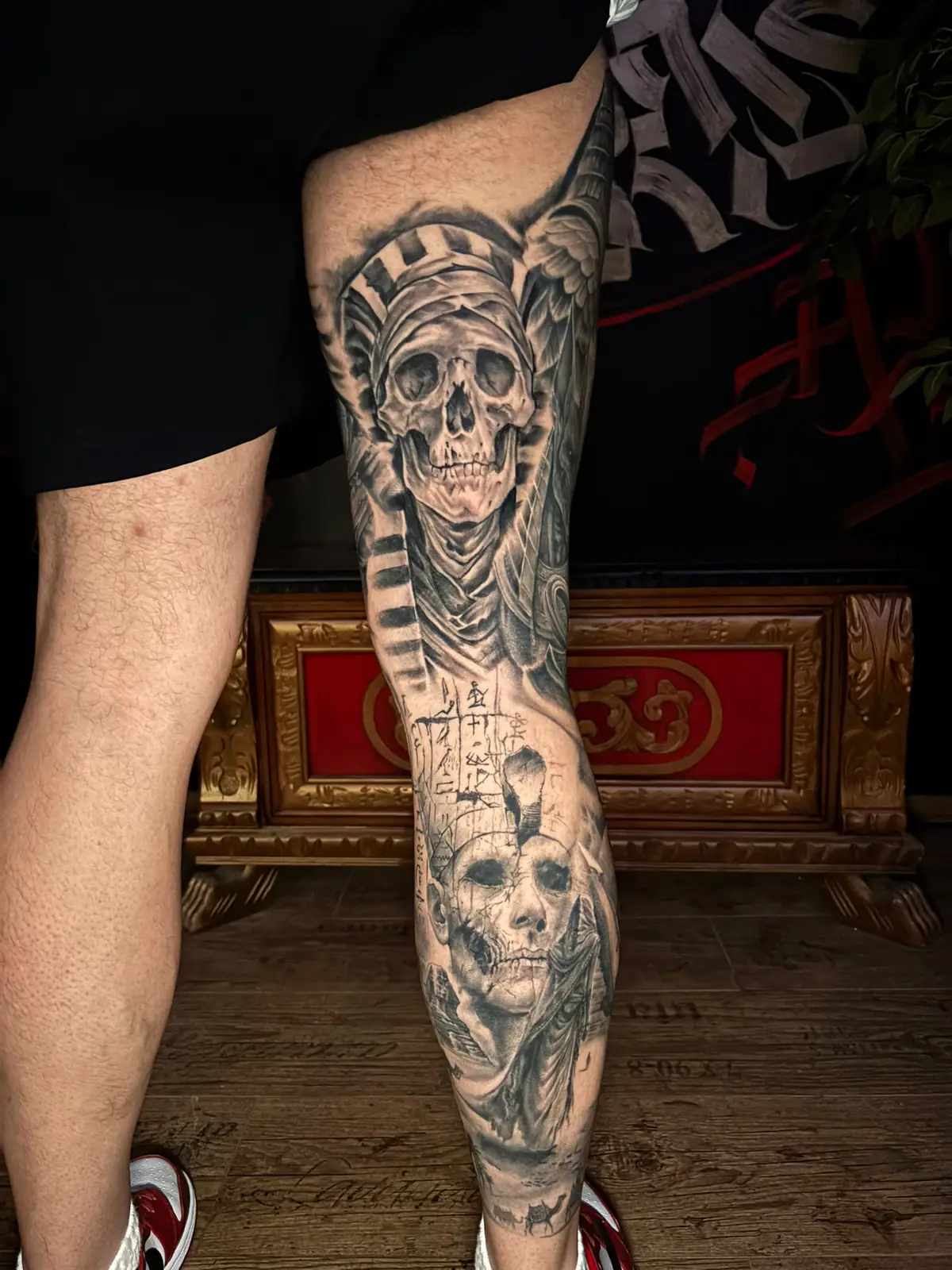 Rückseite eines ägyptischen Leg Sleeves: Totenkopf mit Pharao-Kopftuch, Hieroglyphen und Mumiengesicht in Black & Grey, Wien
